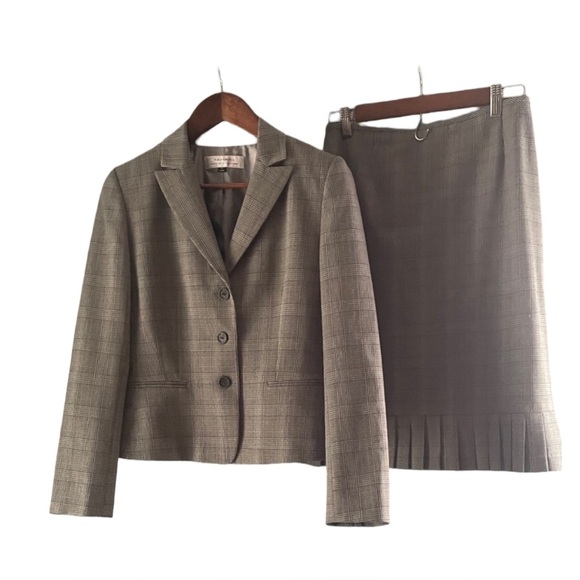 Tahari Arthur S. Levine Glen Plaid 2-piece suit size 4 in like-new condition